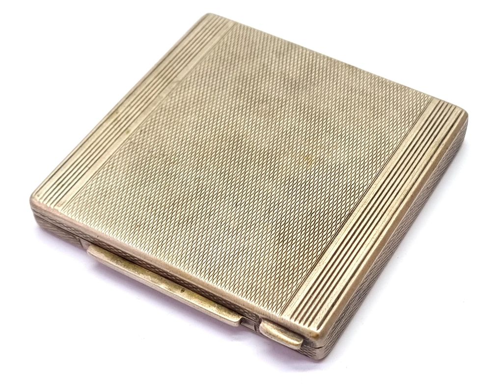 קופסת כסף עתיקה, איכותית ויפה, עיטור גיושה. 
משקל: 83.7 גרם 
מידות במצב סגור כ- 7x7 ס"מ