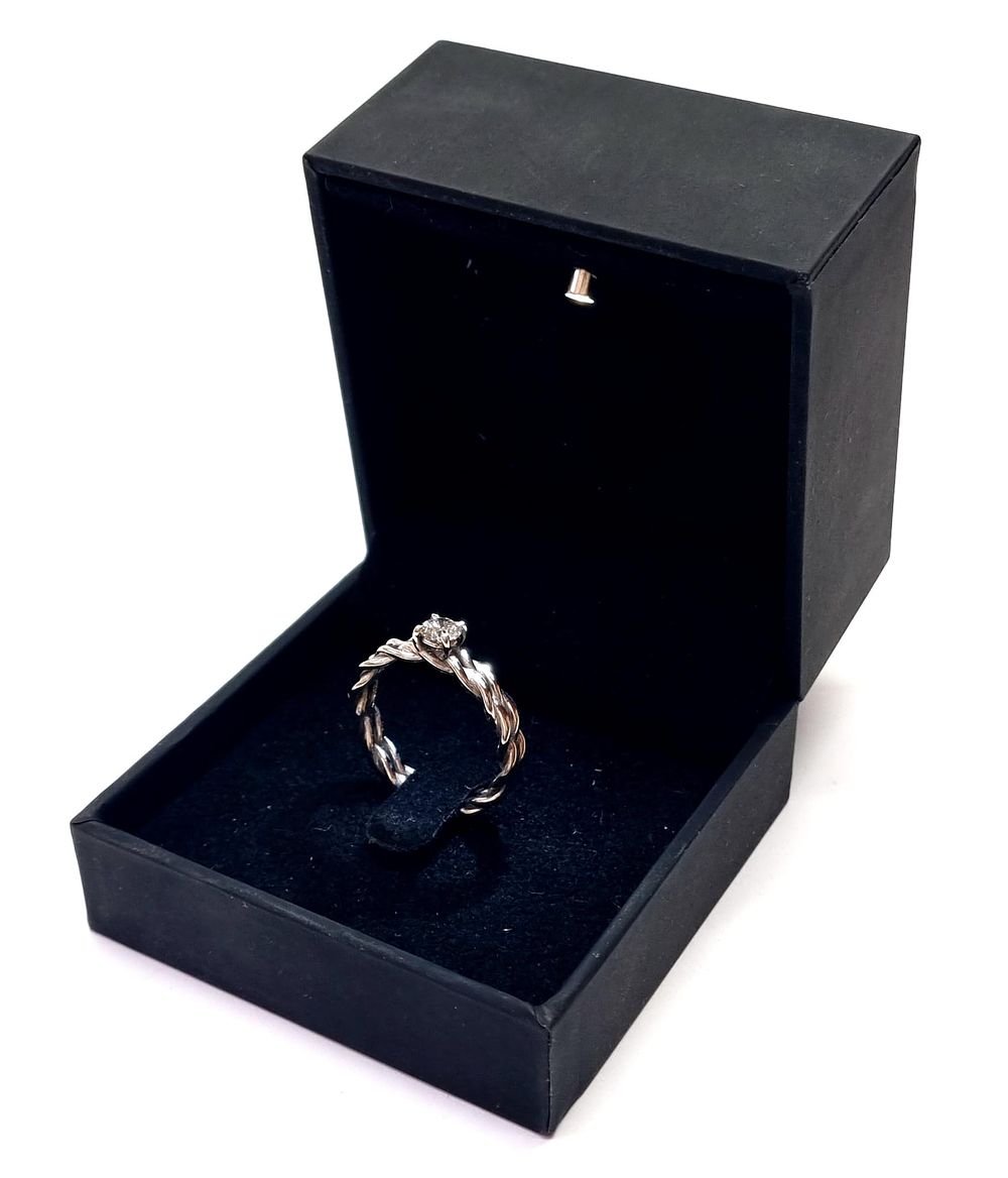 טבעת זהב לבן 14k משובצת יהלום טבעי ויפה במשקל 0.32ct. 
לאחר ניקוי וליטוש, מרגישה כחדשה, בקופסה 