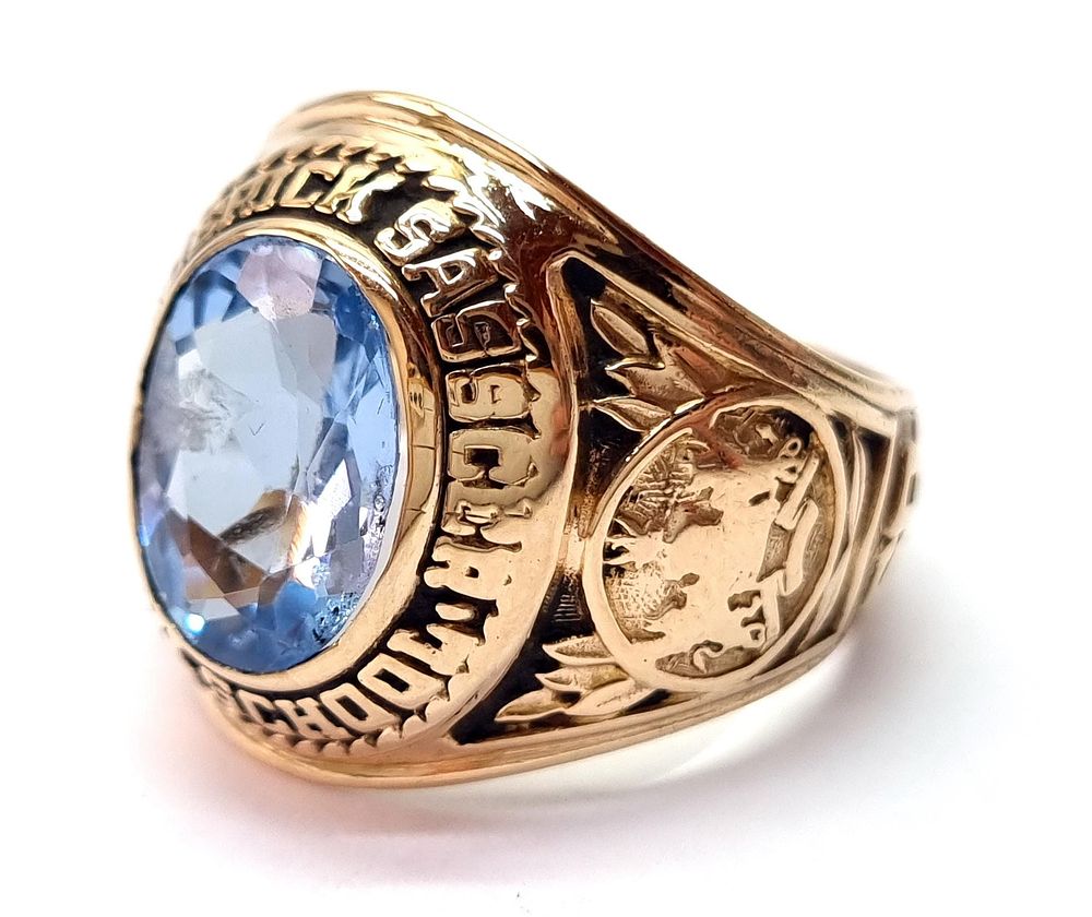 טבעת זהב 10k, וינטג', אמריקאית, יפהפייה. "טבעת אוניברסיטה" 
משובצת אבן בלו טופז לונדון יפהפייה. 