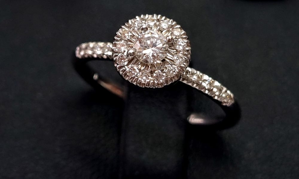 משולחנו של צורף
. טבעת זהב לבן 14k נראית ומרגישה חדשה לחלוטין. משובצת יהלומים טבעיים איכותיים 