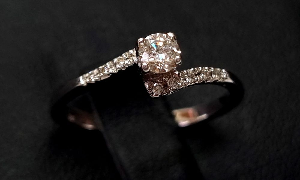 משולחנו של צורף
. טבעת זהב לבן 14k ככל הנראה לא הייתה בשימוש. נראית ומרגישה כחדשה. 
משובצת 