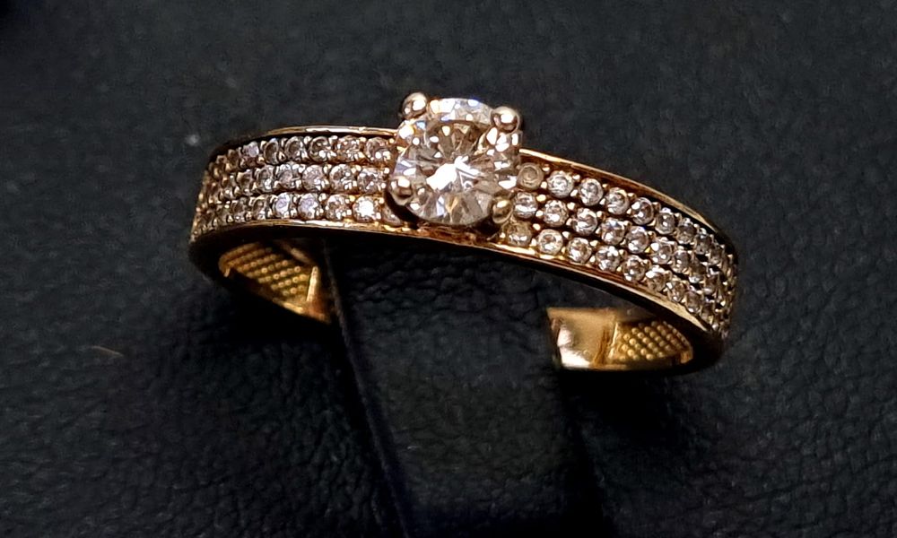 טבעת זהב 14k וינטג' יוקרתית ויפה. משובצת יהלומים טבעיים במשקל כולל של כ- 0.96ct. 
יהלום מרכזי 