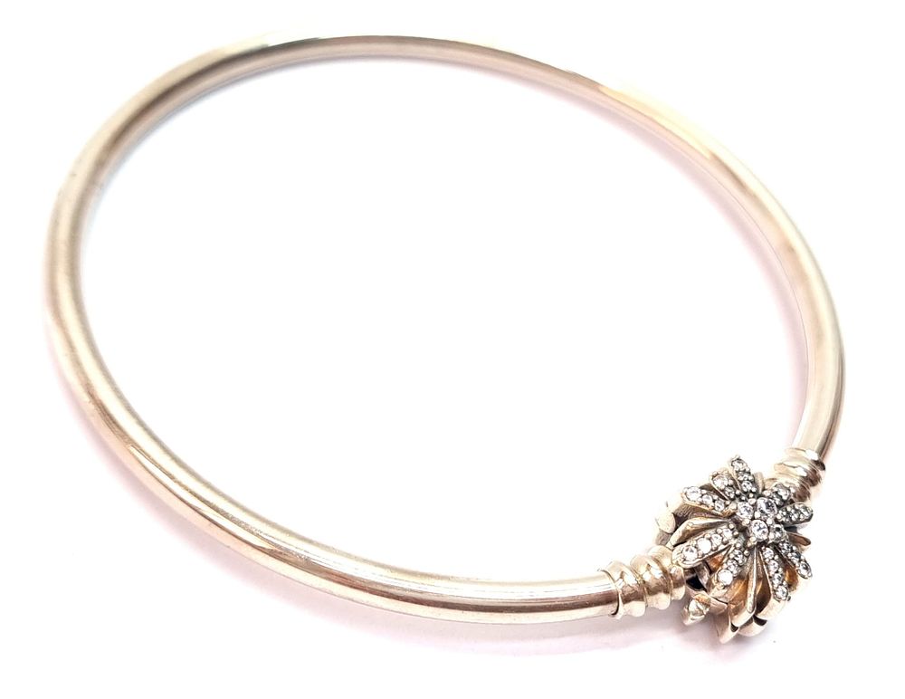 צמיד כסף איכותי מאוד, מרשים ויפה. חדש לחלוטין לא היה בשימוש. 
משקל: 8.3 גרם 
קוטר פנימי כ- 54 