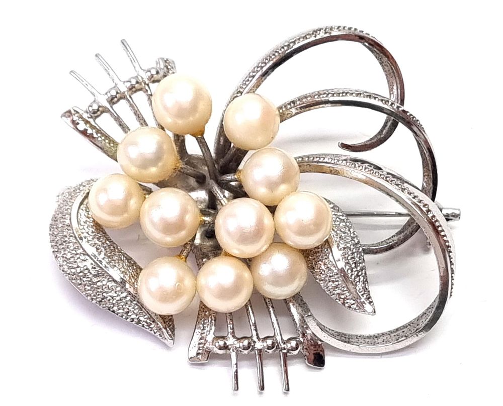 סיכת כסף וינטג' גדולת מימדים מפוארת ויפהפייה, משולבת פנינים ומצופה רודיום (זהב לבן). שמורה במצב 