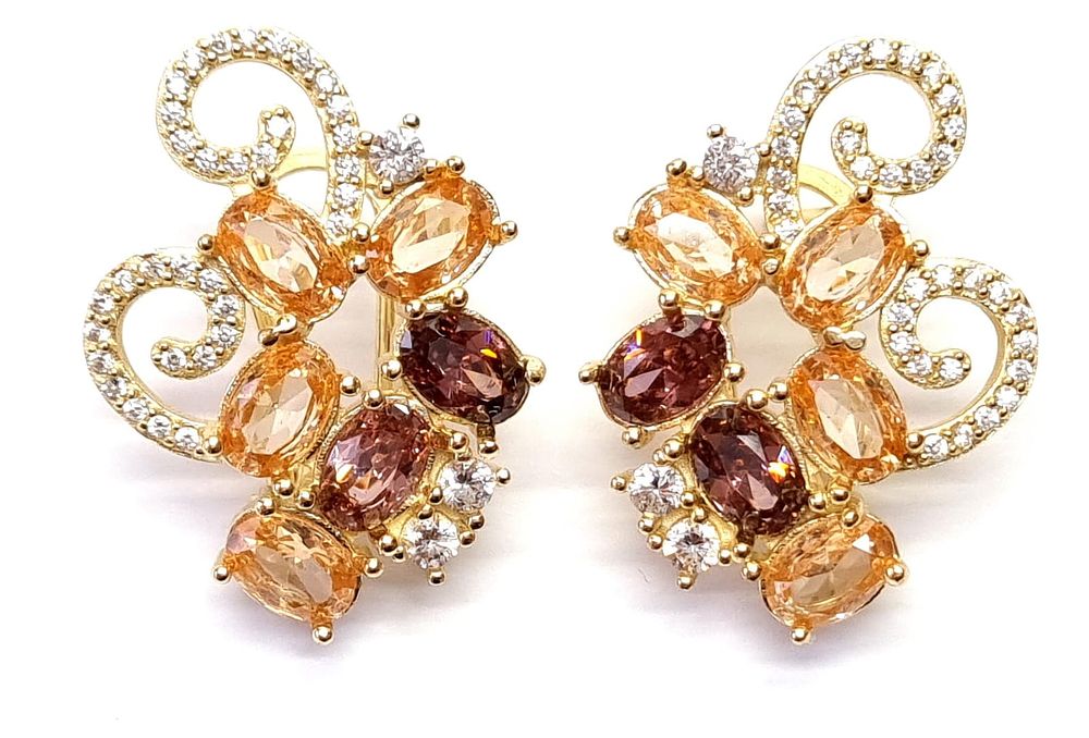 זוג עגילי כסף מצופים זהב, גדולים, מרשימים ואיכותיים מאוד. 
חדשים לחלוטין לא היו בשימוש. הגיעו 