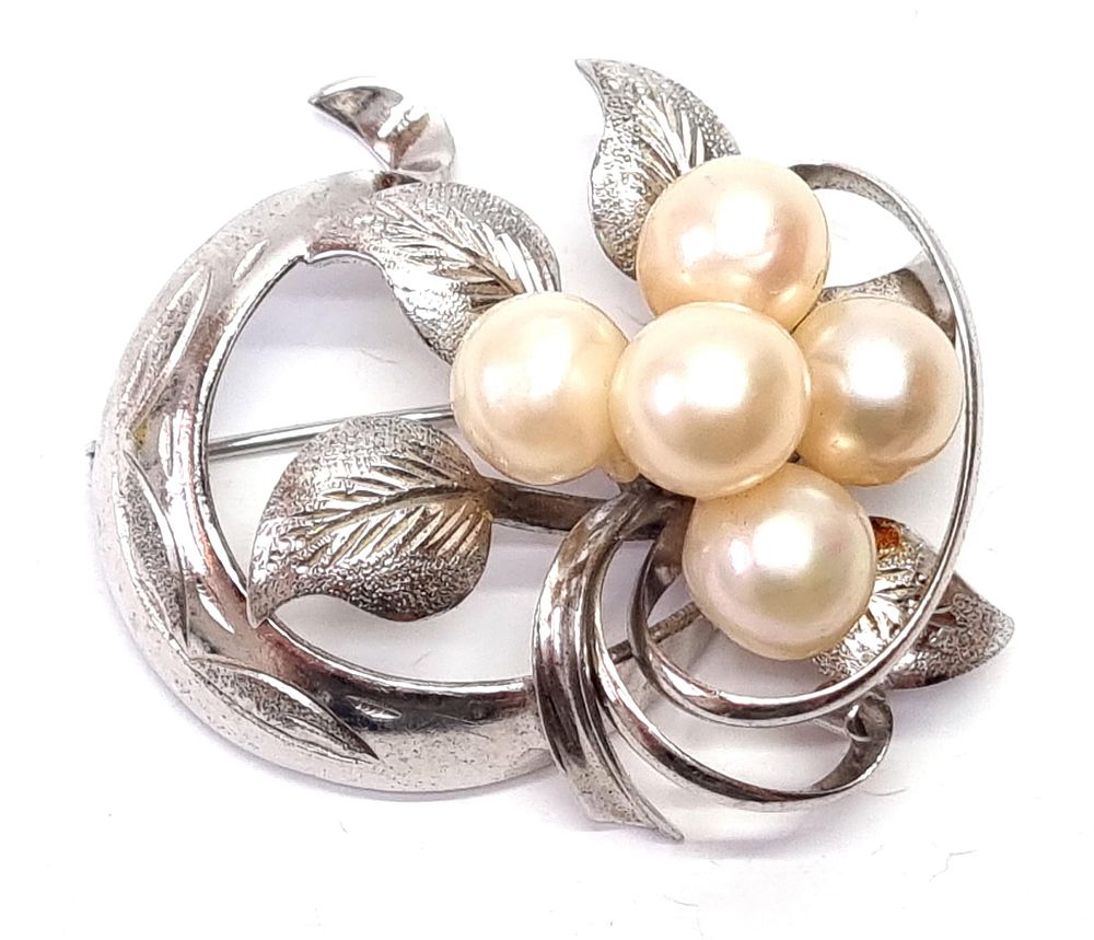 סיכת כסף וינטג' גדולת מימדים מפוארת ויפהפייה, משולבת פנינים ומצופה רודיום (זהב לבן). 
שמורה 