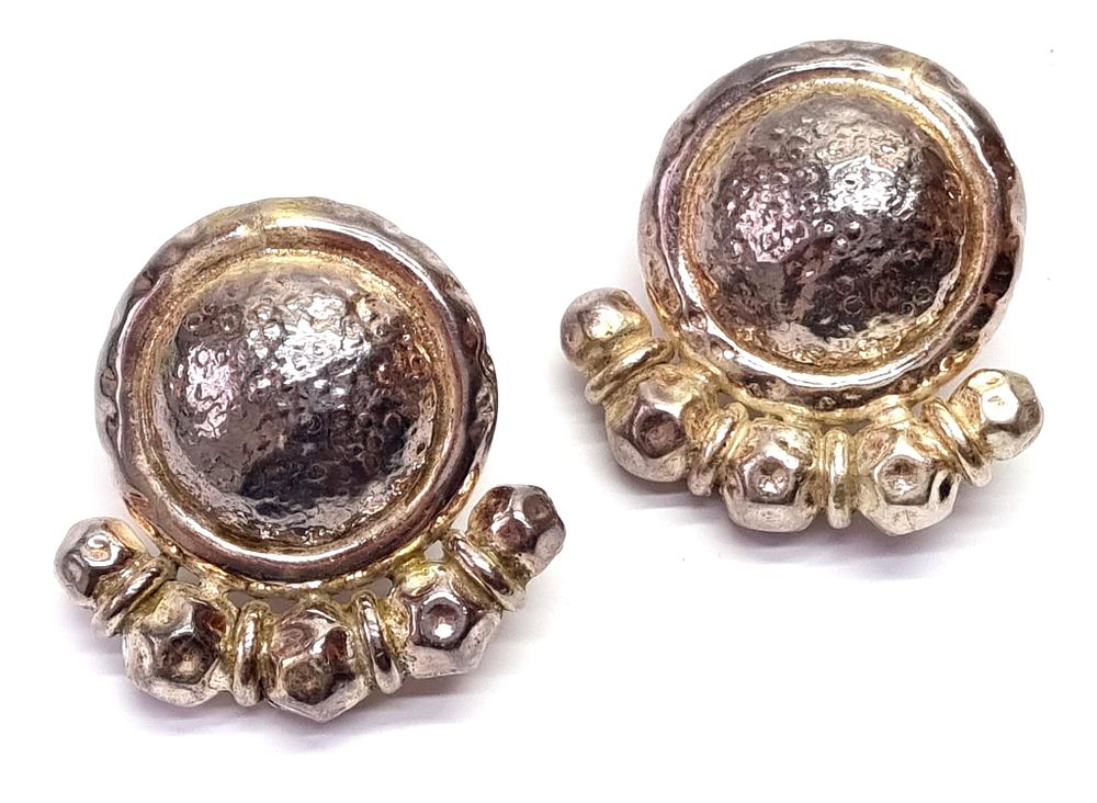 יוסי הררי
. זוג עגילי כסף, קליפס, וינטג' גדולי מימדים, חדשים שלא היו בשימוש. עבודת יד ישנה 