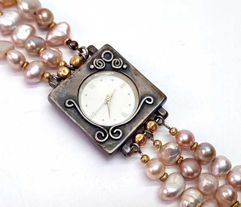 מרשים במיוחד ויפהפה, שעון וינטג' כסף משולב פנינים טבעיות וחרוזים מוזהבים. 
איכות גבוהה, פריט 