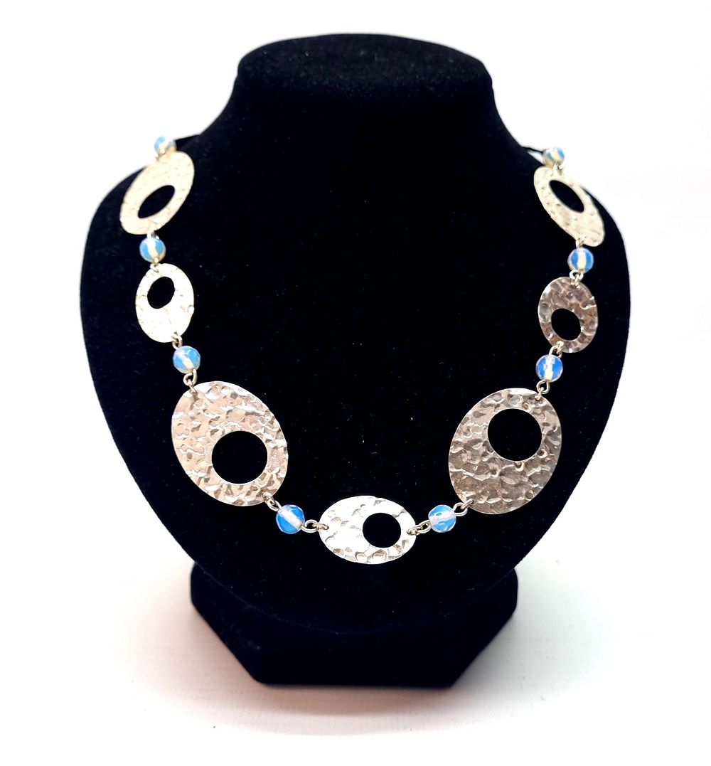 ענק כסף גדול, מעוצב ויפהפה. משולב חרוזי מונסון. שמור כחדש. 
חתום בסוגר 925. 
משקל: 15.7 גרם 