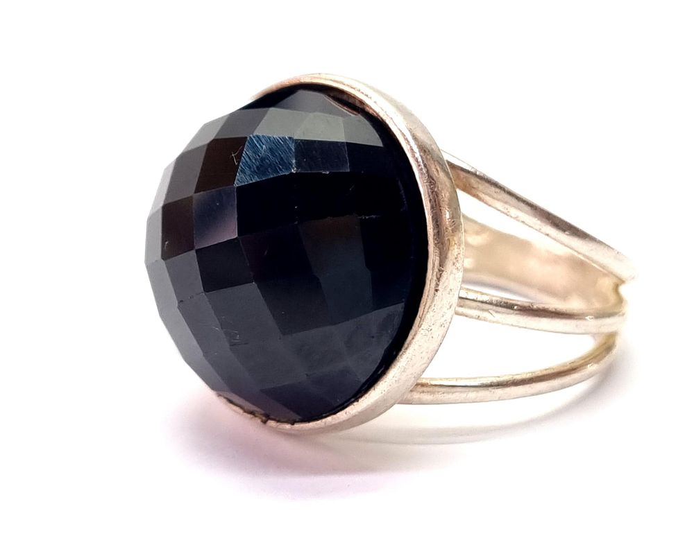 טבעת כסף וינטג', גדולה ומרהיבה, באיכות מעולה. חתומה 925. 
משקל: 12.5 גרם 
מידה: 8.5 
קוטר 