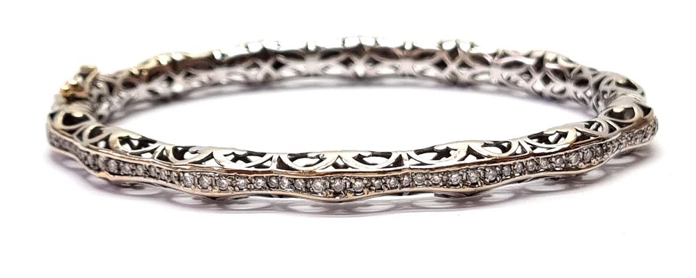 צמיד זהב לבן 14k בדגם חישוק נפתח על ציר. עבודת ניסור מהממת ושיבוץ יהלומים טבעיים במשקל כולל של 