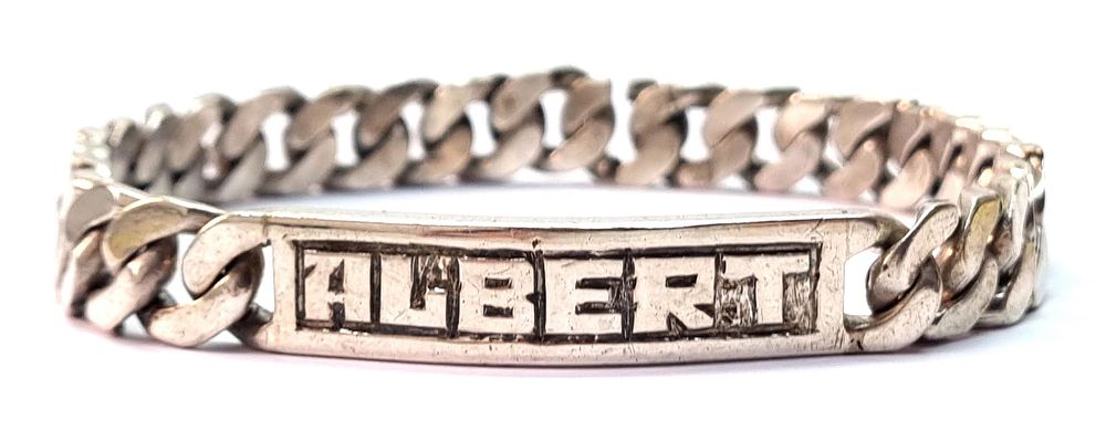 אלברט
. צמיד כסף וינטג' גדול, כבד ומרשים כולל פלטה עם הכיתוב ALBERT. 
משקל: 54 גרם 
אורך כ- 23 