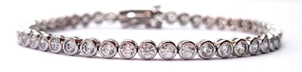 תכשיט כסף יוקרתי, חדש לחלוטין, הגיע מפירוק/סגירת חנות תכשיטי כסף בטבריה. 
היו מאוחסנים כ- 3 