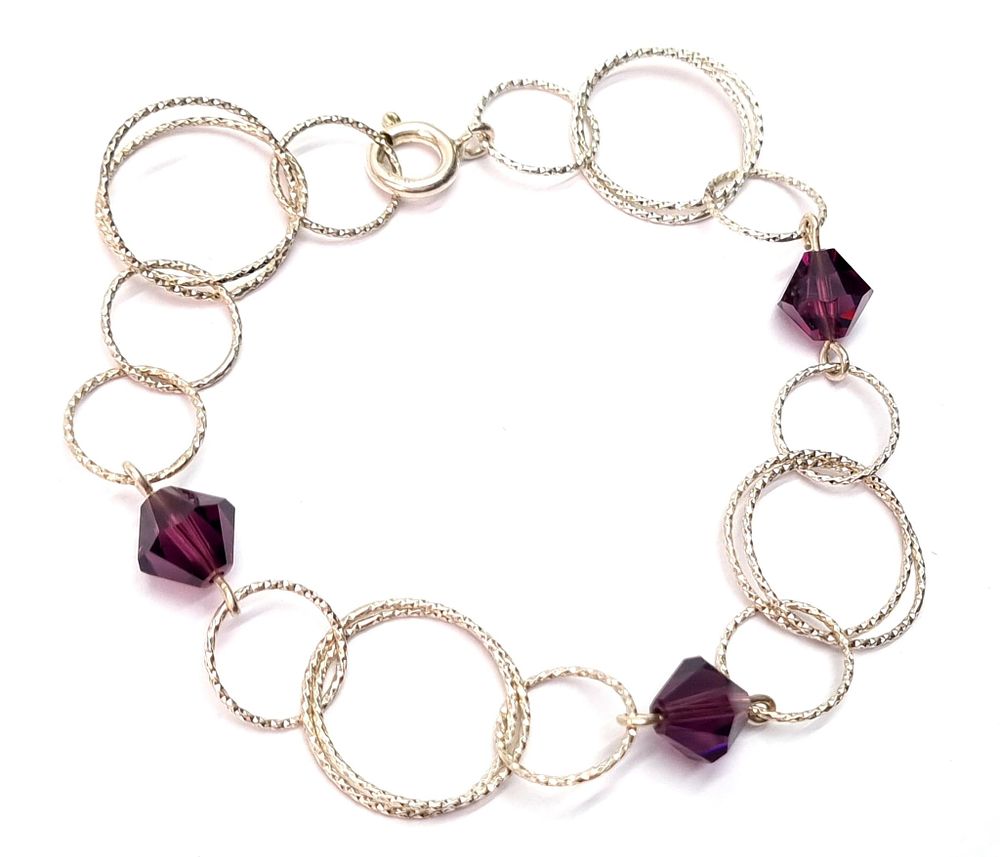 צמיד כסף משולב אבני חן, אלגנטי ומרהיב. חדש לחלוטין. הגיע מחנות תכשיטים ושעונים שנסגרה ברעננה. 