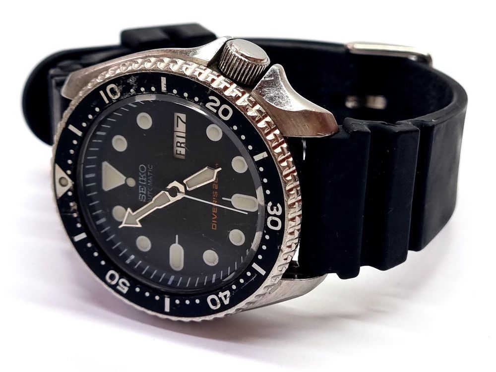 סייקו - SEIKO
. שעון סייקו צלילה אוטומטי 200 מטר. איכותי מאוד ומסיבי. 
שמור במצב טוב, סימני 