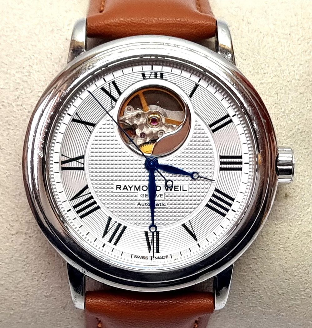 ריימונד וויל - RAYMOND WEIL
. שעון איכותי מאוד ויפהפה, מנגנון אוטומטי לאחר החלפת רצועה. 
במצב 