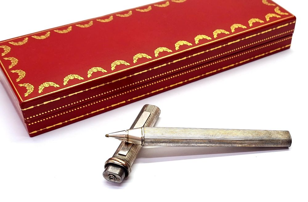 קרטייה - CARTIER
. עט כדורי, וינטג', מפואר מאוד, עשוי כסף. נתון במארז מקורי, יפה ואיכותי, זקוק 
