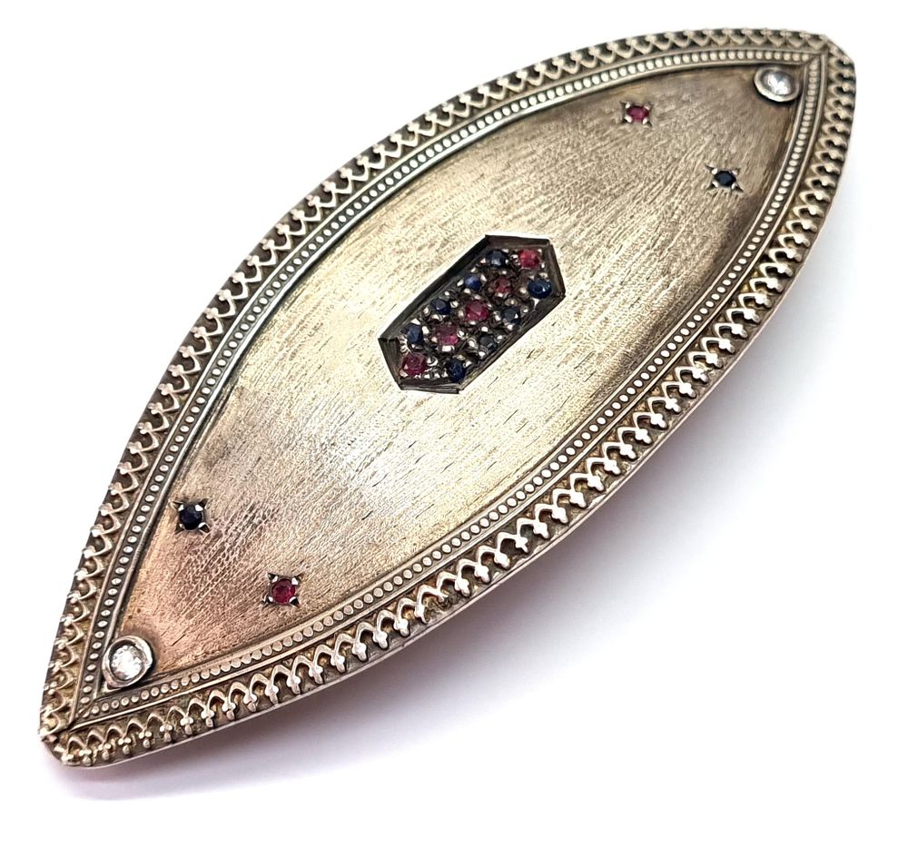 סיכת שיער גדולה ועתיקה מכסף, עשויה בעבודת יד מהממת ומשובצת אבני חן מסוג רובינים וספירים, ככל 