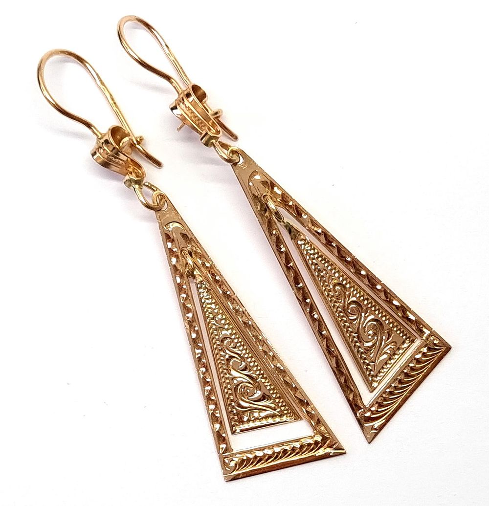 זוג עגילי זהב אדום 14k, וינטג', גדולים, תוצרת רוסיה. 
עבודת יד ייחודית ויפה. לאחר ניקוי וחידוש. 