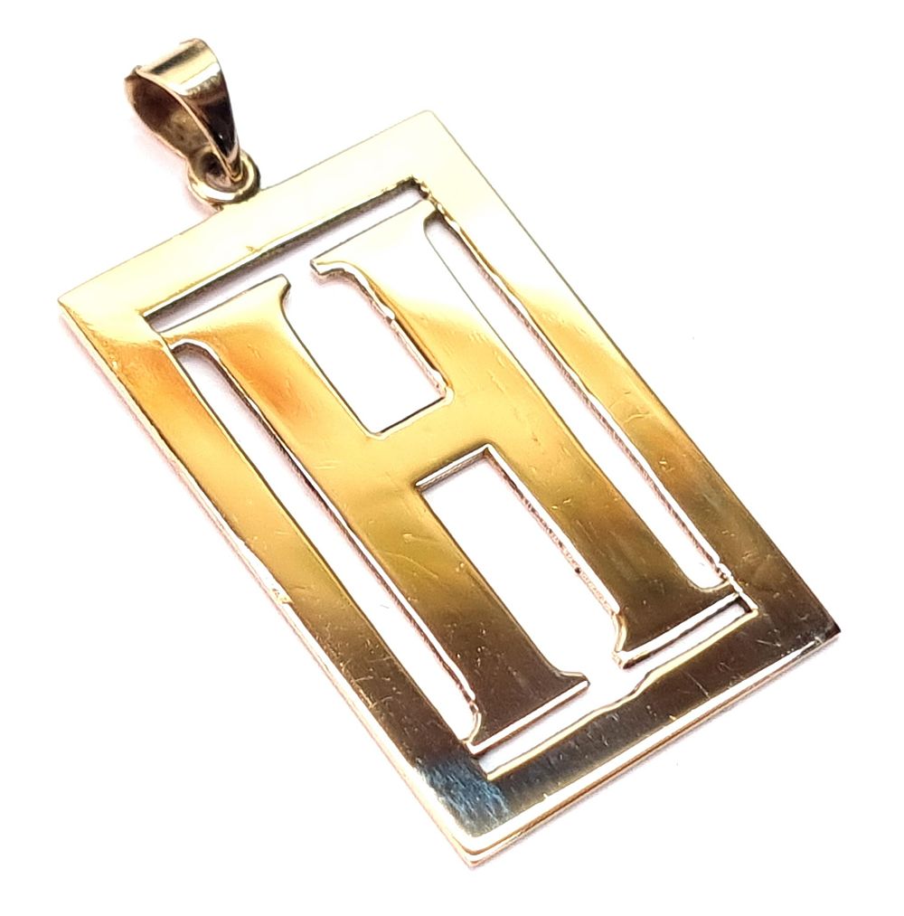 תליון זהב 14k וינטג', גדול וייחודי, בדגם האות H. 
לאחר ניקוי וליטוש. חתום 14k. 
משקל: 3.9 גרם 