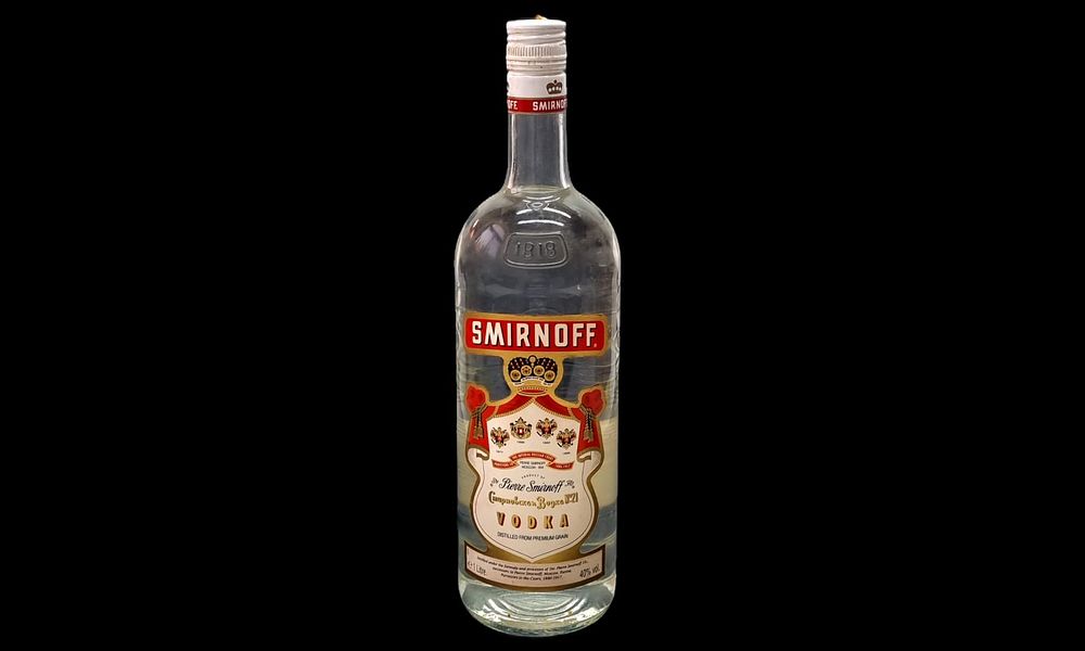 SMIRNOFF VODKA
. בקבוק משקה אלכוהולי וינטג', ישן. סגור הרמטי. 
לא ידוע לנו האם המוצר ראוי 