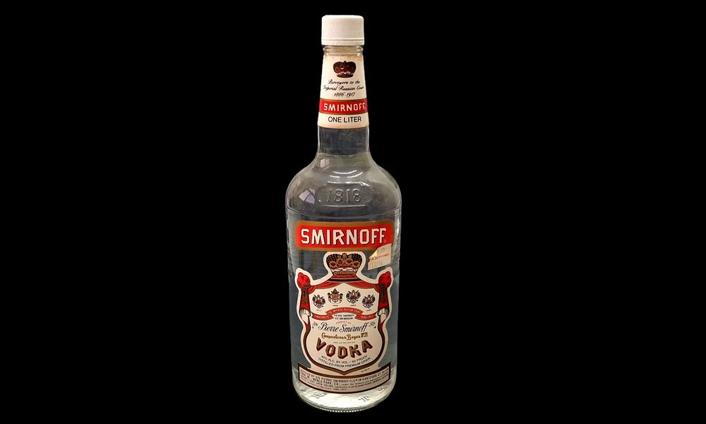 SMIRNOFF VODKA
. בקבוק משקה אלכוהולי וינטג', ישן. סגור הרמטי. 
לא ידוע לנו האם המוצר ראוי 