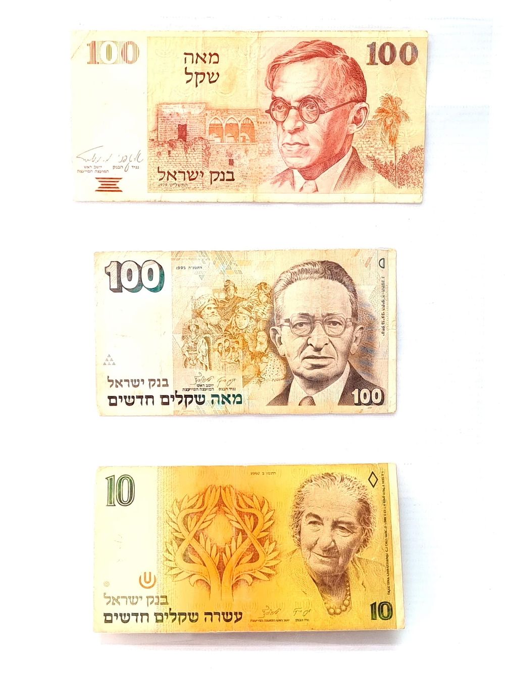 לוט שטרות ישראלים ישנים. נתונים בניילון למינציה מוצמד.