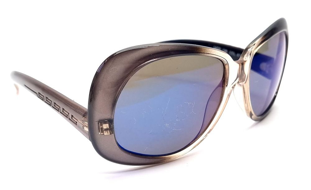 Versace
. משקפי שמש וינטג' חדשים לחלוטין באיכות עלית, לא היו בשימוש מעולם. 
הגיעו מעזבון בעל 