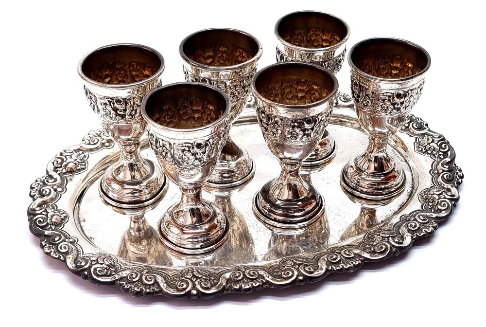 סט כסף, וינטג', יפהפה, מגש + 6 גביעים קטנים. 
לאחר ניקוי וליטוש מקצועי. חתומים הצורפים 925. 