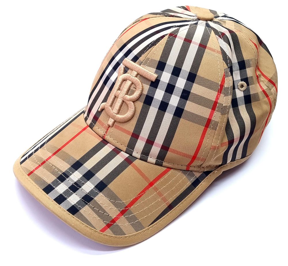BURBERRY. כובע יוקרתי ואיכותי מאוד, במצב שמור ויפה. 
ככל הנראה היה בשימוש פעמים ספורות אם בכלל.