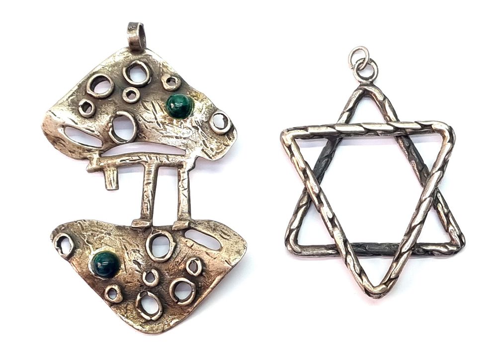 זוג תליוני כסף, וינטג', ענקיים, יודאיקה. עשויים בעבודת יד מאסיבית. 
משקל כולל של שניהם: 38.7 