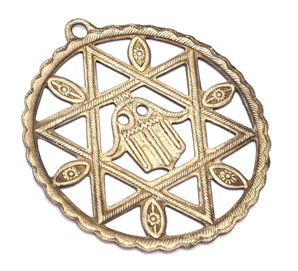 תליון כסף קמיע, יודאיקה, גדול (קוטר כ- 55 מ"מ). 
הגיע ממרוקו ארצה בשנות ה- 50 לדברי משפחת 