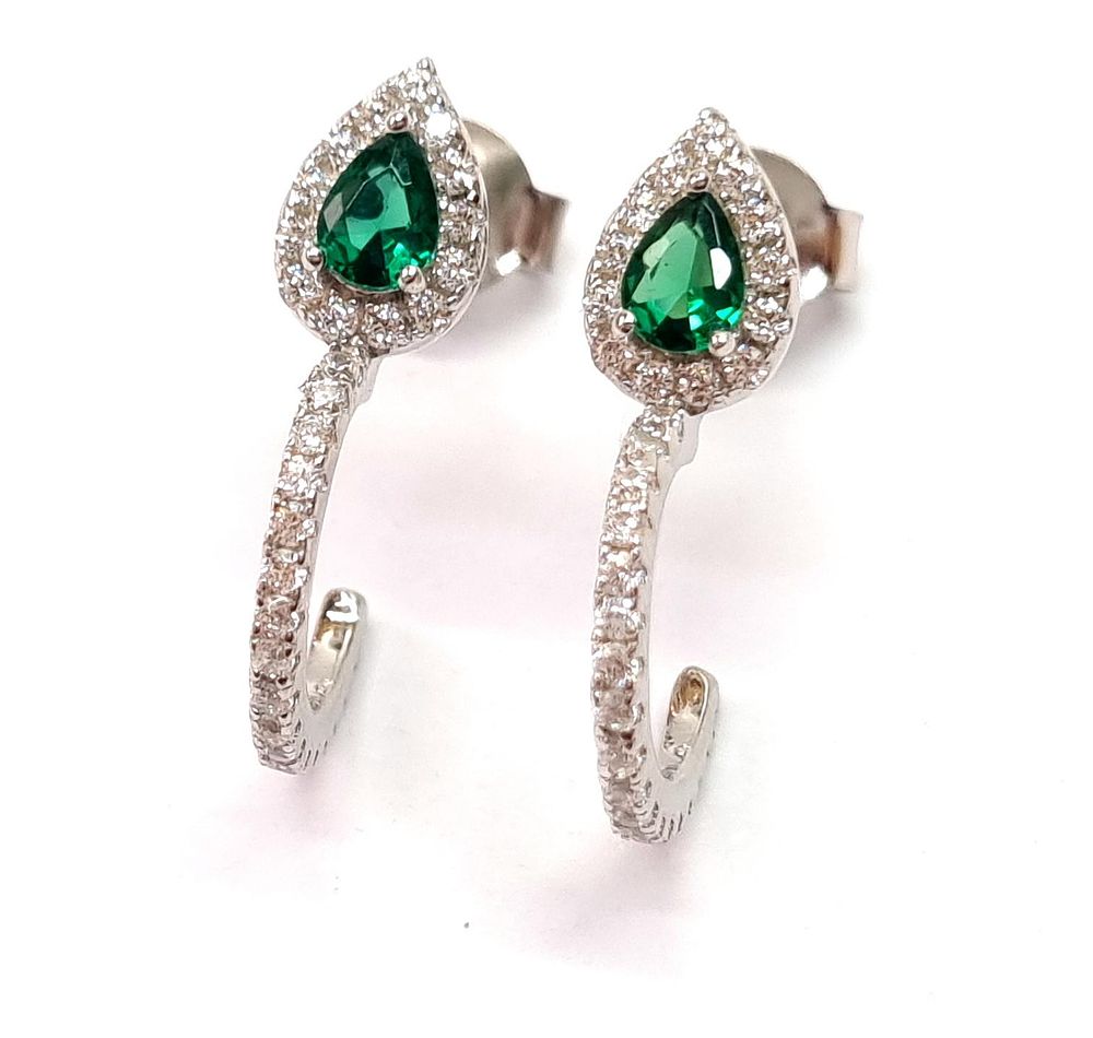 חדשים לחלוטין
. זוג עגילי כסף, עדינים, איכותיים ויפהפיים שהגיעו מחנות תכשיטים שנסגרה. 
איכות 