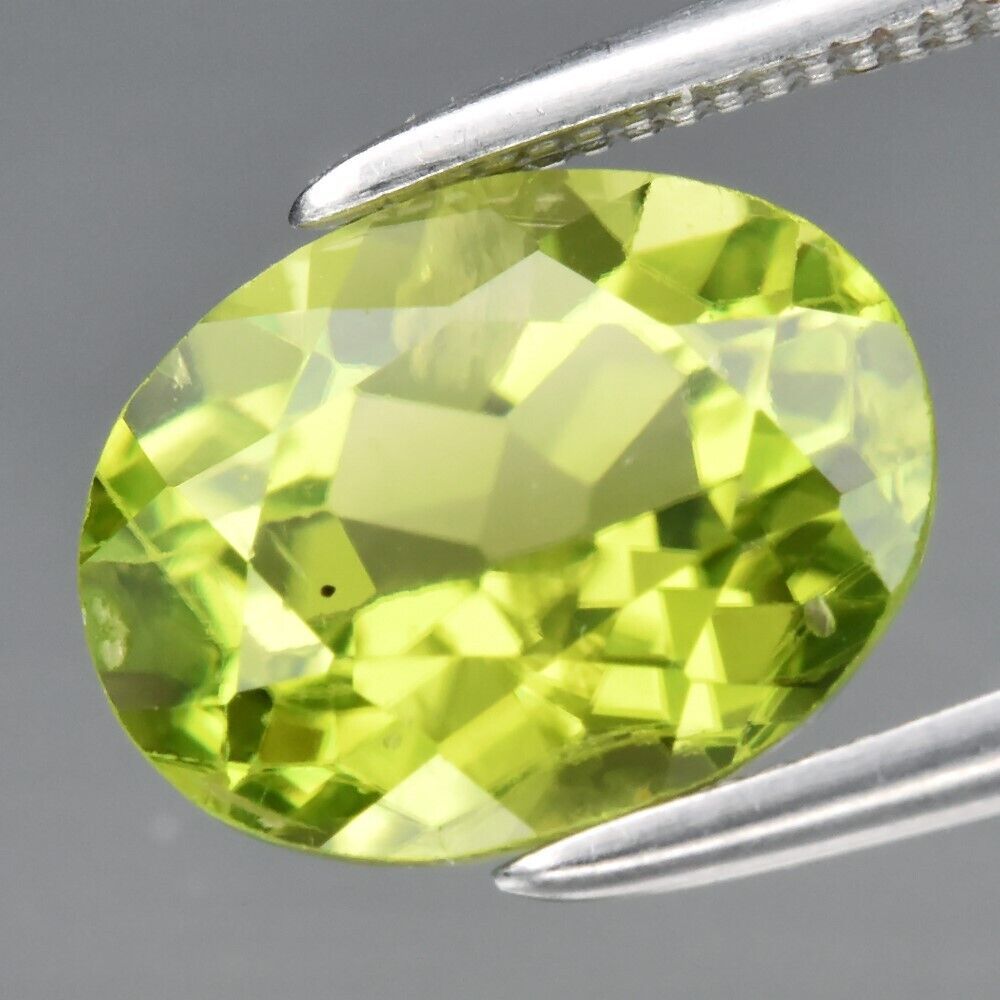 Peridoto - 2.47cts - Paquistão. Tipo de gema: Peridoto Natural
Forma: Oval
Peso: 2.47 ct