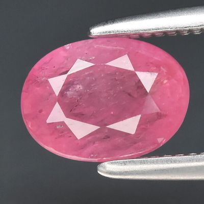 Safira - 1.21cts - Madagáscar. Tipo de Gema: Safira Natural
Forma: Oval
