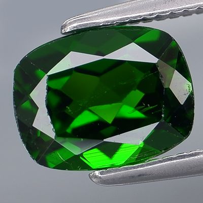 Chrome Diopside - 1.66cts - Sakha (Yakutia). GEM TYPE: Natural Chrome Diopside 
SHAPE: 