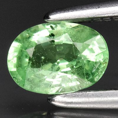 Tsavorite Garnet - 0.40cts - Tanzania. GEM TYPE: Natural Tsavorita Garnet 
