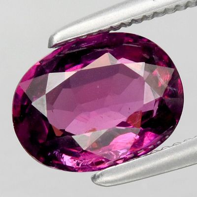 Garnet - 1.30cts - Madagascar. GEM TYPE: Natural Rhodolite Garnet 
SHAPE: 