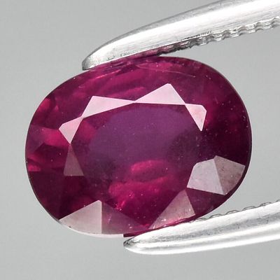 Garnet - 1.24cts - Mozambique. GEM TYPE: Natural Rhodolite Garnet 
SHAPE: Oval 
WEIGHT: 1.24Ct. 