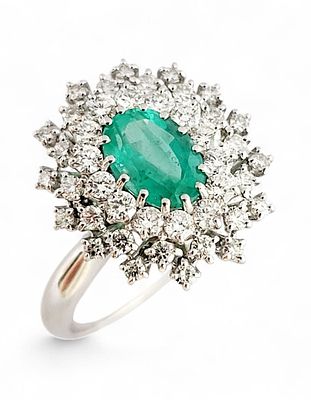 Gioielleria Corvino - Anello Smeraldo & Diamanti Centrale con Contorno 2.94 carati totali in oro 