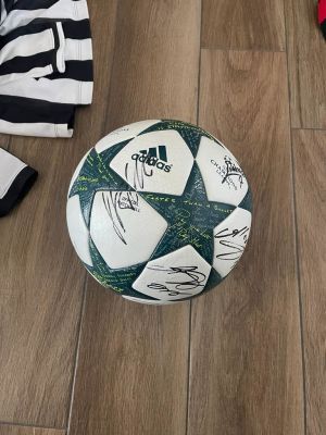 PALLONE ADIDAS AUTOGRAFATO. PALLONE ADIDAS FINALE CHAMPIONS LEAGUE AUTOGRAFATO