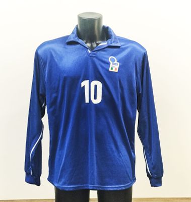 FOOTBALL – ITALIAN NATIONAL TEAM SHIRT
BY FRANCESCO TOTTI. Light blue jersey, long sleeve, with 