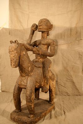 SCULTURA LIGNEA CAVALIERE A CAVALLO DOGON
CIVILTA’ DOGON; (MALI). INTAGLIO LIGNEO 
ANONIMO 