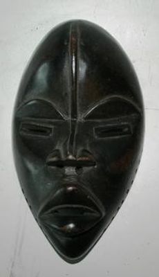 CIVILTA' DAN MASCHERA ZOOMORFA. DAN MASCHERA 
: CIVILTA’ DAN ; (COSTA D’AVORIO) 
INTAGLIO LIGNEO 
