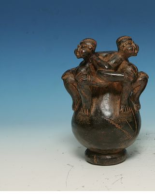 STATUA	IN TERRACOTTA RAPPRESENTANTE UOMINI CON BRACCIA INCROCIATE. MANCANTE NELLA PARTE SUPERIORE. 