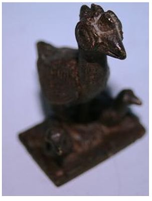 PESI PER ORO GHANA. GALLINA CON PULCINI 
ASHANTI - GHANA 
FUSIONE A CERA PERSA 
