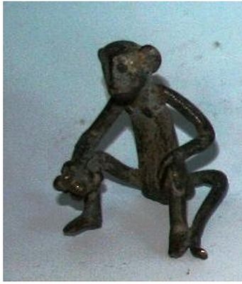 SCIMMIA CON BANANA ASHANTI - GHANA, FUSIONE A CERA PERSA
. SCIMMIA CON BANANA 
ASHANTI - GHANA 