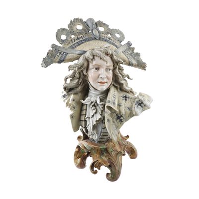 Porcellana - Austria. Mezzobusto di musicista con cappello e abiti rinascimentaliMisure: Cm 43,0 