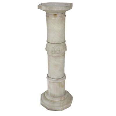 Importante colonna in Alabastro porta scultura. Colonna in alabastro con fusto scanalato a 