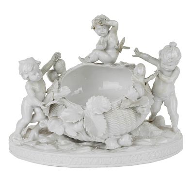 Centrotavola in porcellana con 3 putti. Centrotavola in porcellana bianca.Periodo Primo 